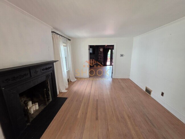 Foto del edificio - AVAILABLE JANUARY 2027 - BEAUTIFUL AND UNIQUE 4 BR HOME ACROSS CAMPUS
