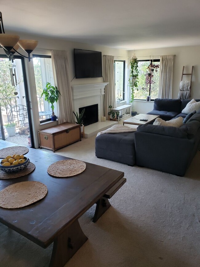 Building Photo - Stunning 2 Bed 2 Bath Condo in Novato, CA