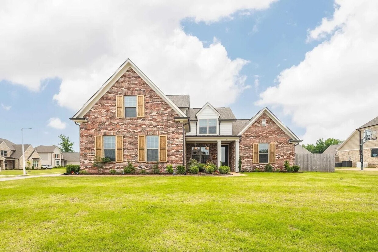Custom Bartlett Home on Corner Lot with Mo... - Custom Bartlett Home on Corner Lot with Mo...