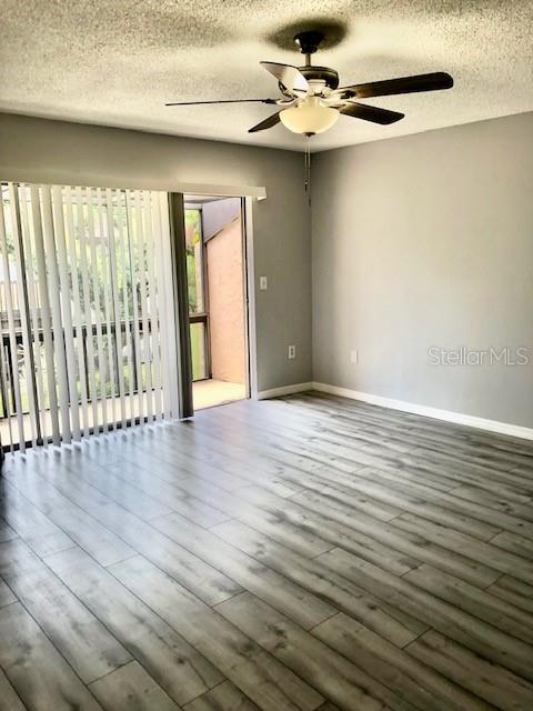 Foto del edificio - 2717 Hidden Lake Blvd