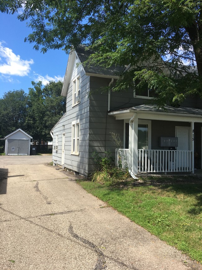 Building Photo - Affordable Six-Plex in SE Rochester