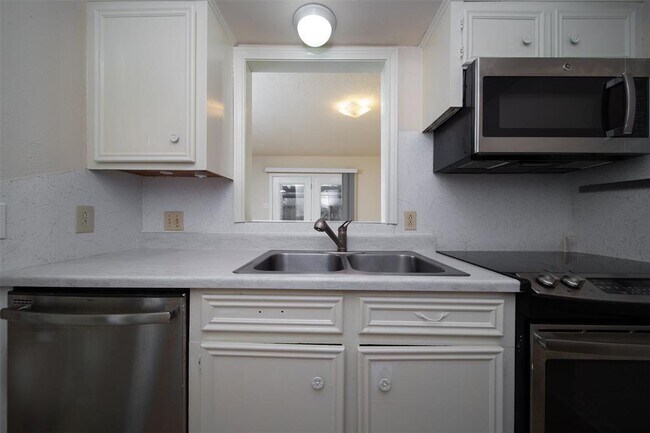 Building Photo - 10626 Hazelhurst Dr