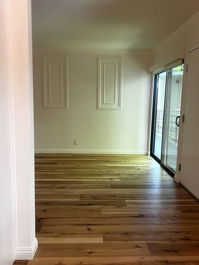 Building Photo - 2520 North Beachwood Drive