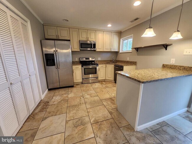 Building Photo - 6205 Yosemite Dr