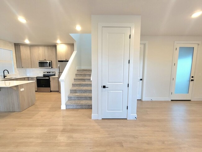 Building Photo - Modern Comfort in the Heart of SE Portland — 3 Bed, 2.5 Bath Home!