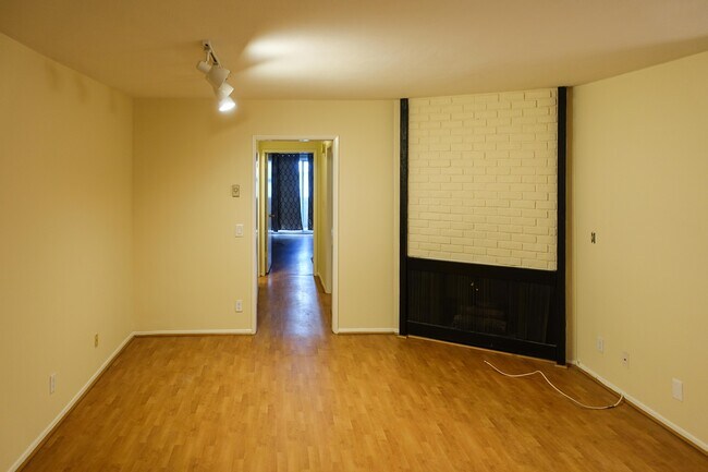 Sala de estar - 1730 Camden Ave