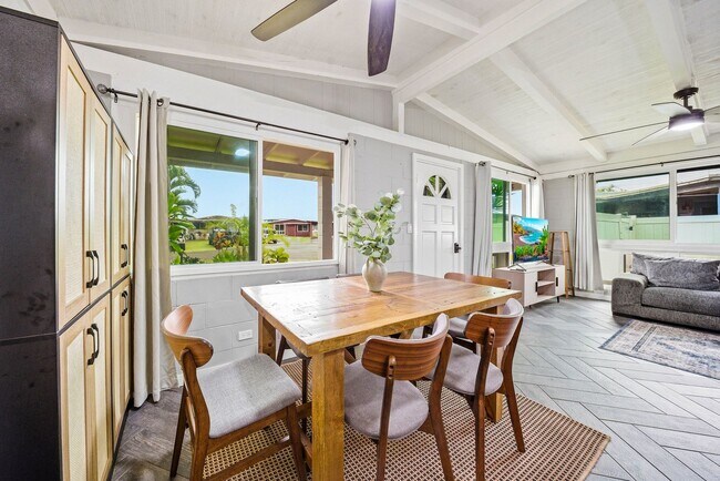 Foto del edificio - Fully Furnished 3 Bedroom 2 Bath Fully Renovated Home- Includes Utilities