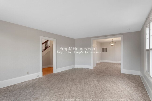 Building Photo - Lovely Three Bedroom Home in the Heart of Oregon City!