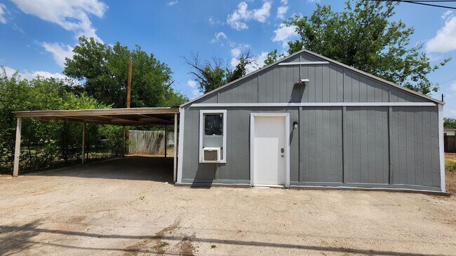 Foto del edificio - ALL BILLS PAID! Charming 2-Bedroom Home wi...