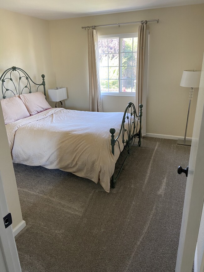 11x10 beige bedroom - 546 Benbo Dr