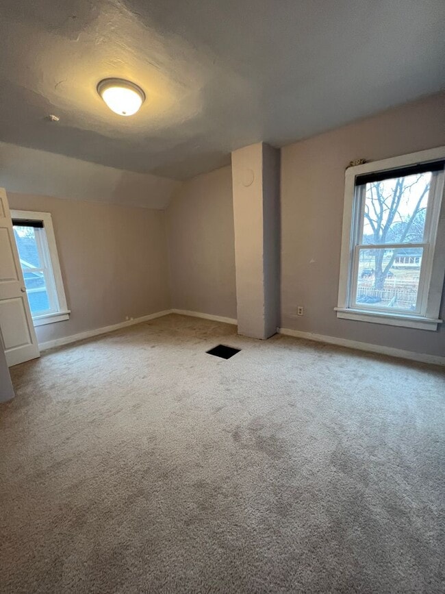 Building Photo - Large Single Family Home in Heart of La Cr...