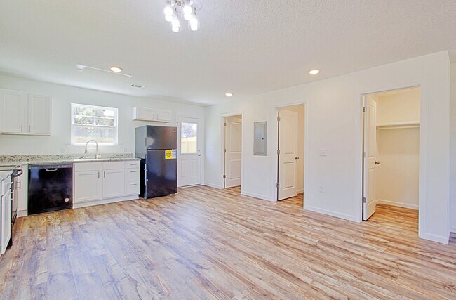 Building Photo - 89 Horsecreek Rd