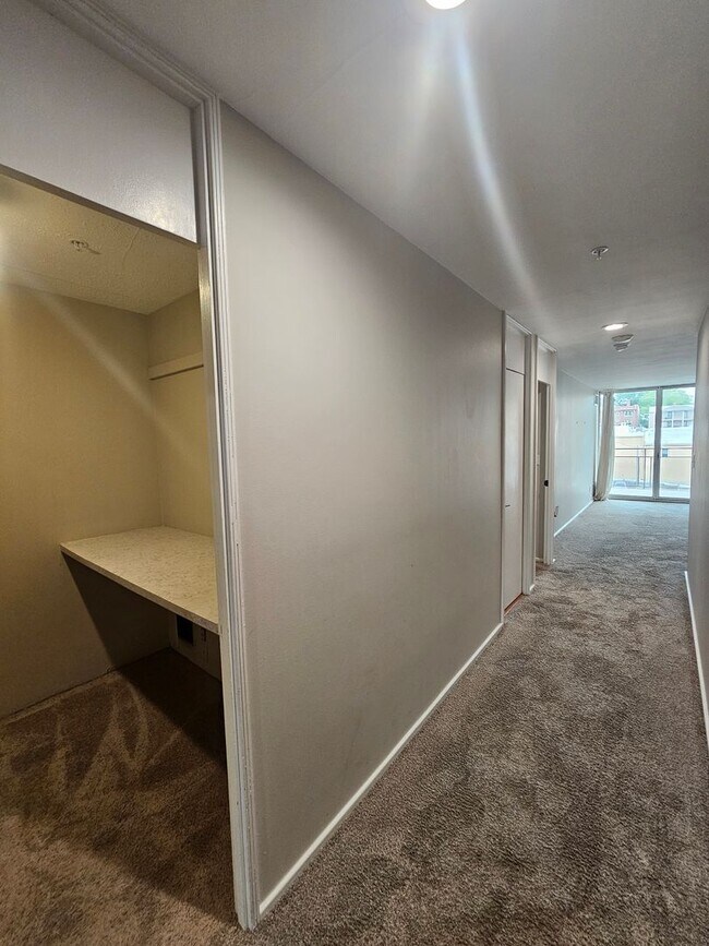 Foto del edificio - One Bedroom Midtown Condo