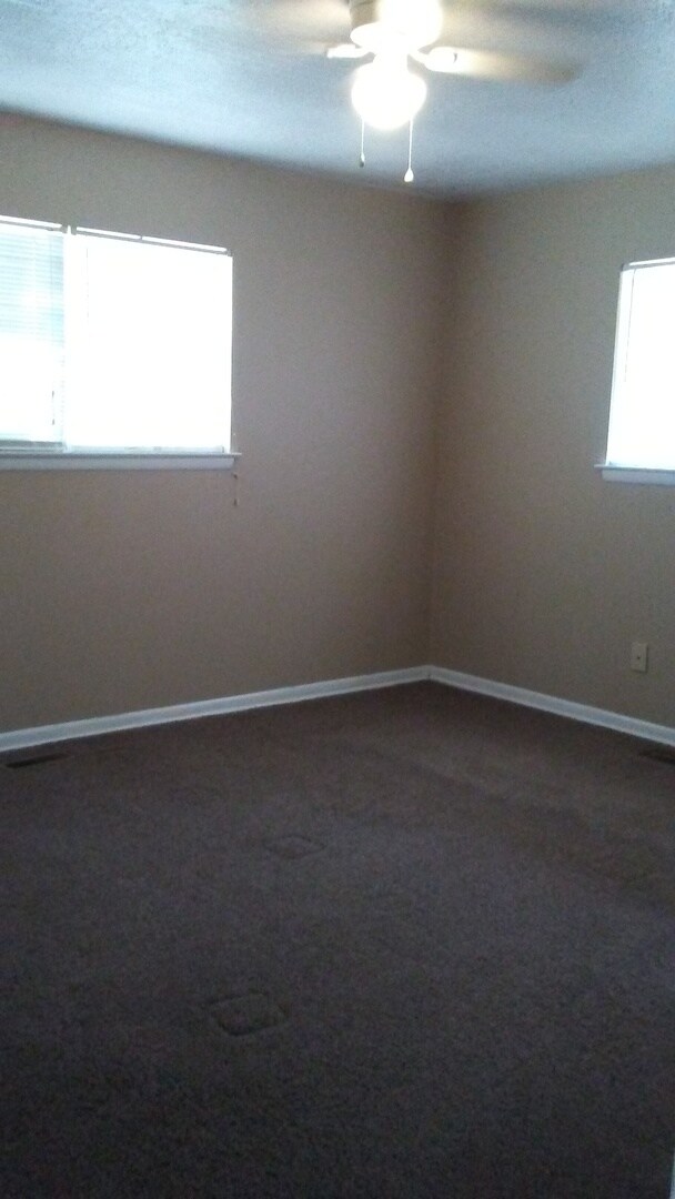 Foto del edificio - Spacious 2 bed, 1.5 bath duplex right on O...