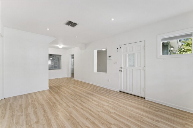 Foto del edificio - 447 N Phelps Ave