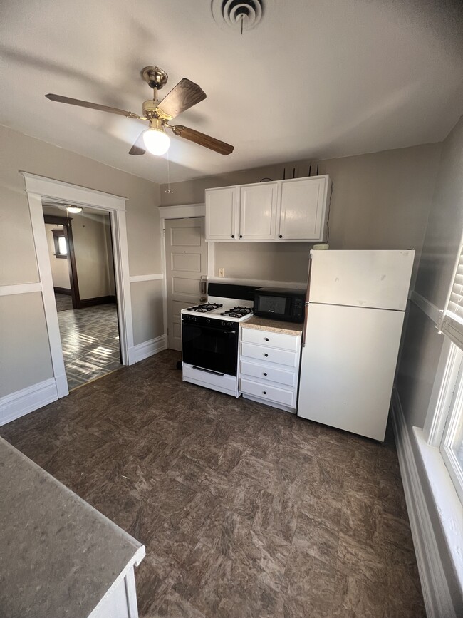 Kitchen - 2142 Clarence Ave