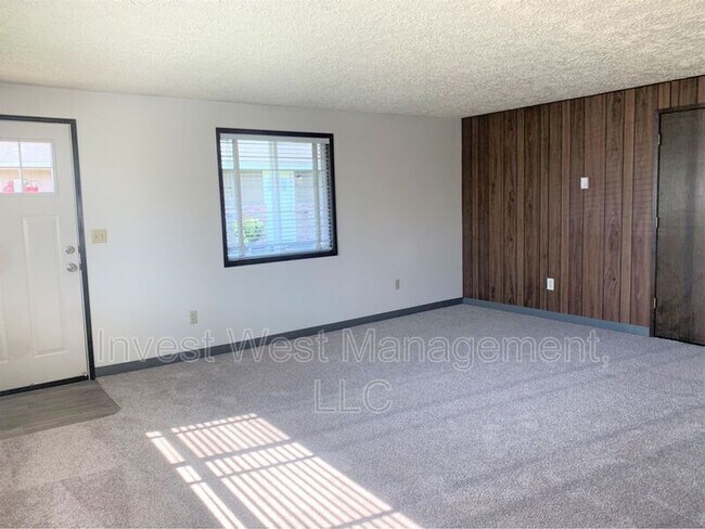 Building Photo - 556 NE Andresen Rd