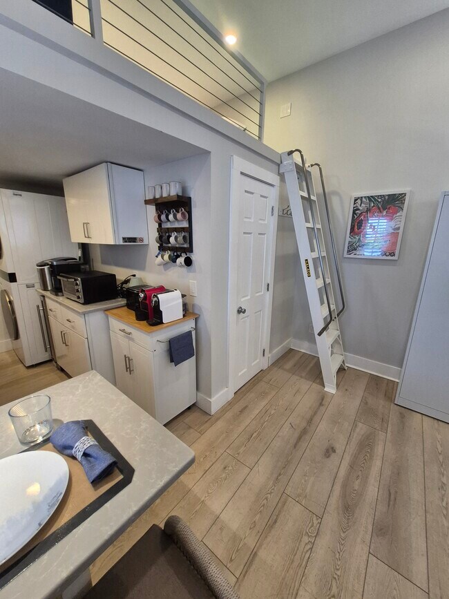 Escalera sólida como una roca hasta el altillo para dormir. - 1220 Newton St