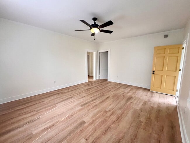 Building Photo - 810 Stonehenge Ave