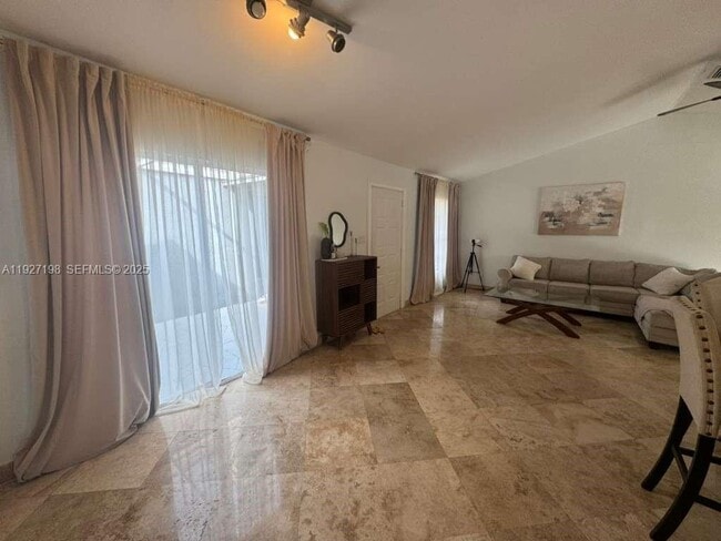 Foto del edificio - 332 NW 47th Ave