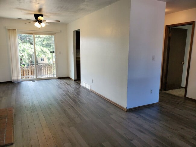 Building Photo - Townhome with 4 bedrooms, 2.5 bath