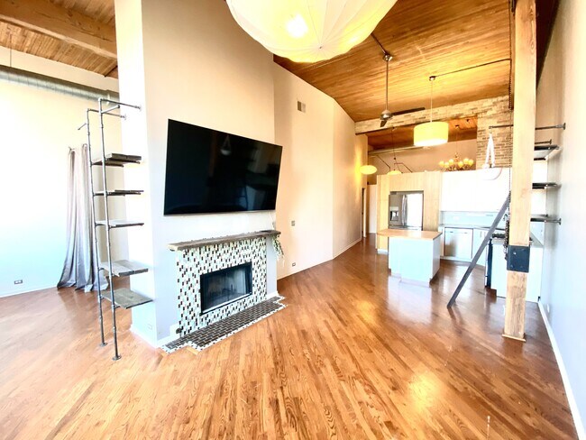 Building Photo - 2654 W Medill Ave