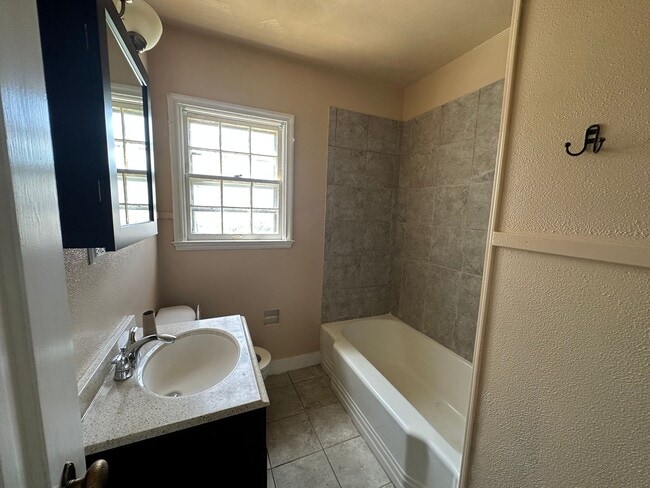 Building Photo - Two bedrooms, One and half bathroom, one c...
