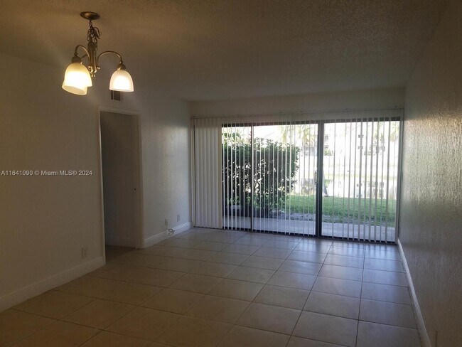 Building Photo - 1513 Lake Crystal Dr