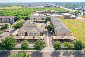 Building Photo - 2720 Camelot Dr