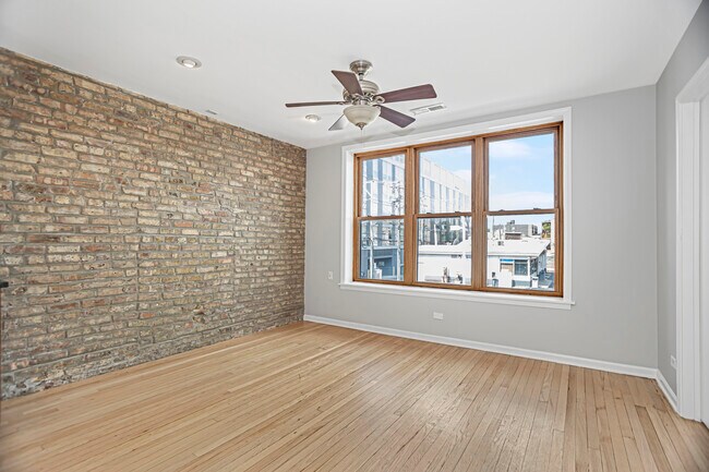 Foto del edificio - 2361 N California Ave