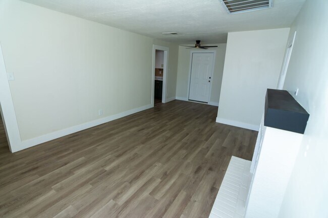 Foto del edificio - GORGEOUSLY REMODELED 3 BEDROOM 2 BATHROOM ...