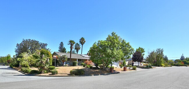 Foto del edificio - Saratoga single story home with Pool, and open Concept Living