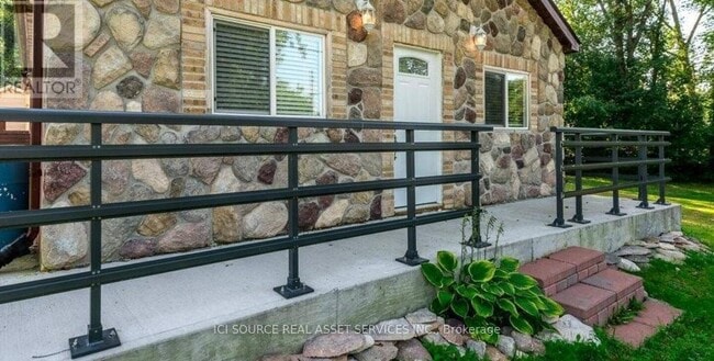 Photo du bâtiment - 6261 Shearer Point Rd