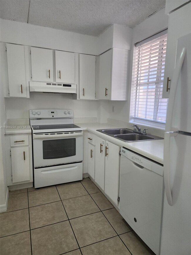 Foto del edificio - 6195 NW 186th St