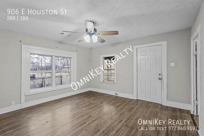 Building Photo - 906 E Houston St