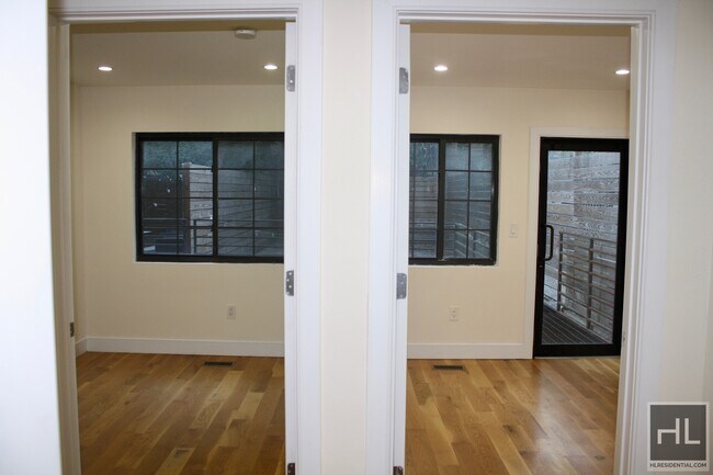 Foto del edificio - Duplex w/ two private outdoor spaces, and ...