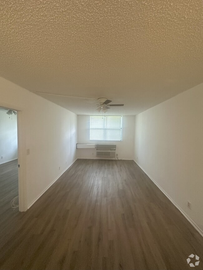 Building Photo - 2401 Riverside Dr