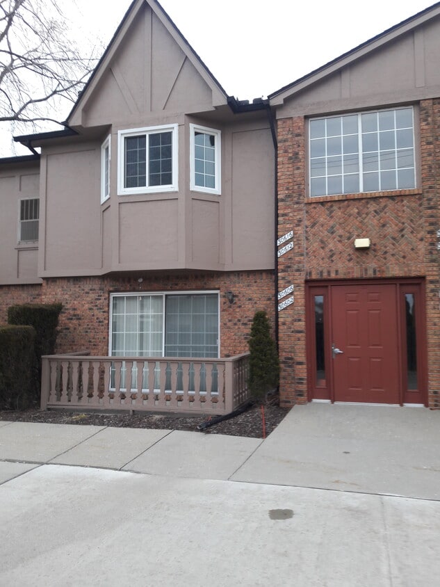 Primary Photo - 30602 Oakridge Manor Dr