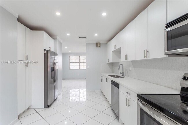 Foto del edificio - 561 SW 122nd Ave