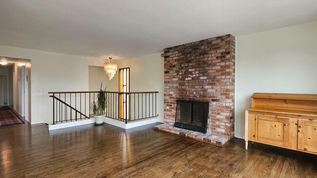 Building Photo - 651 Parkview Cir