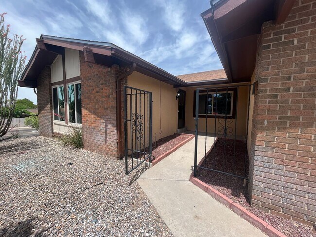 Building Photo - Spacious 4 Bedroom 2 Bathroom Home In The NE!