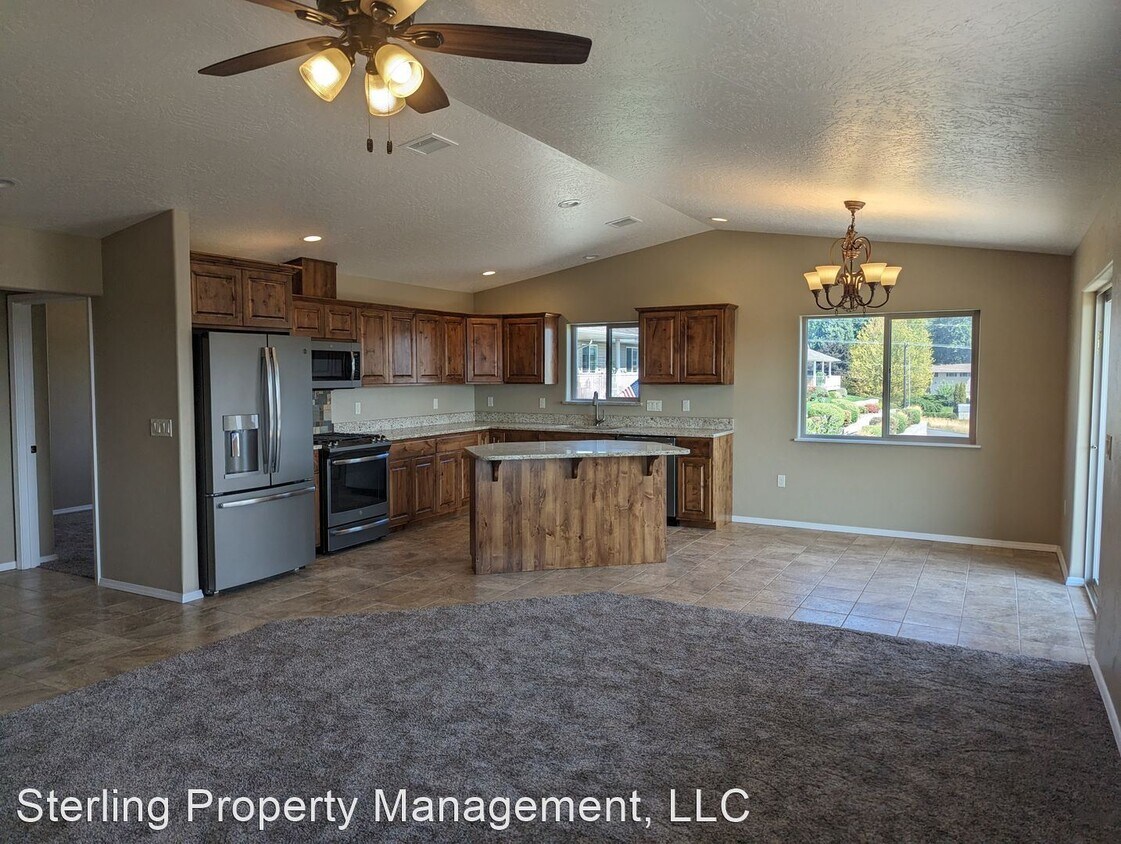 Primary Photo - 3 br, 2 bath House - 932 Cedar Ave. #4