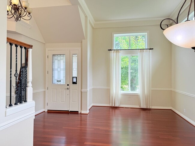 Building Photo - Spacious 5 Bedroom Home with A/C, Den, Waterfall in Prime Kenmore Cul-de-Sac