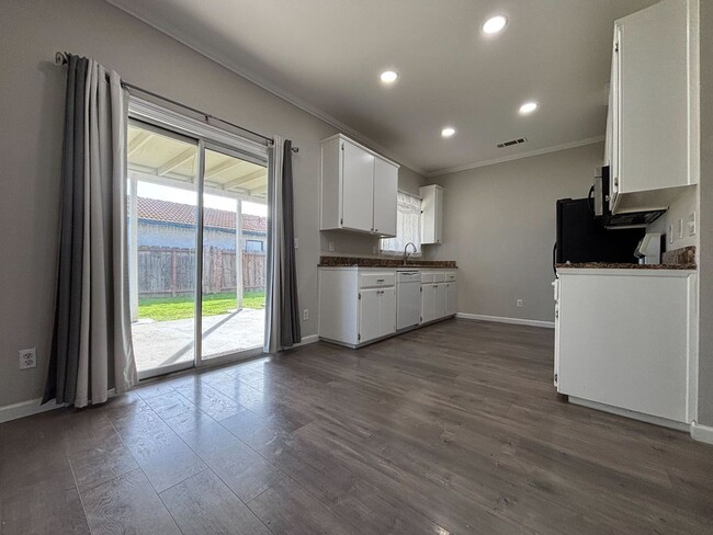 Building Photo - Beautifully Renovated 4-Bedroom Home on a ...