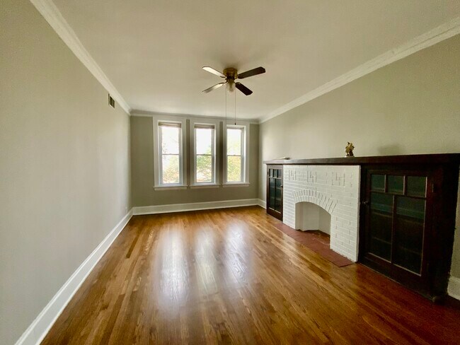 Foto del edificio - 5511 W Diversey Ave