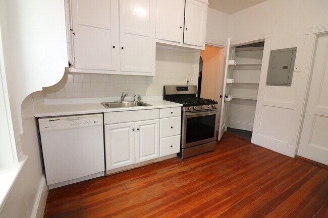 Building Photo - 25 Parkman St