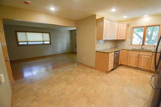 Building Photo - Beautiful, spacious, 3 bedroom, home in gr...