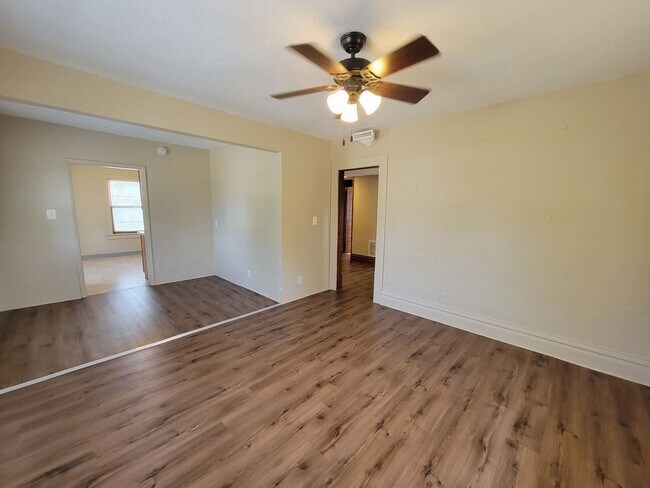 Foto del edificio - 604 W Seerley Blvd