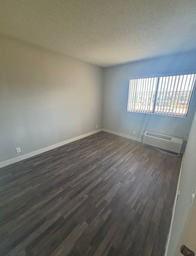 Building Photo - 1 bed 1 bath Apartment. 1st month $1500.00 credit.