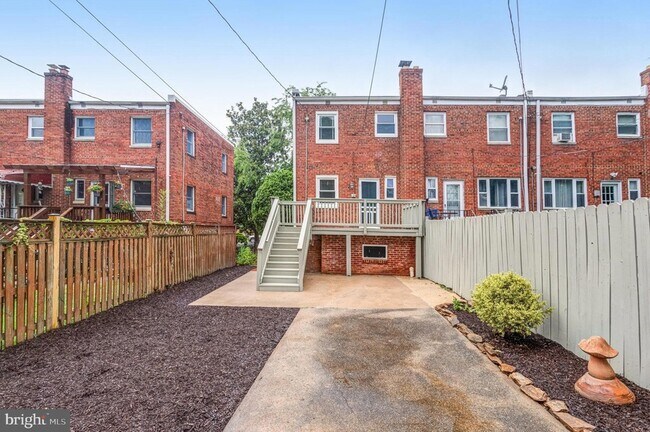 Building Photo - 610 S Fayette St